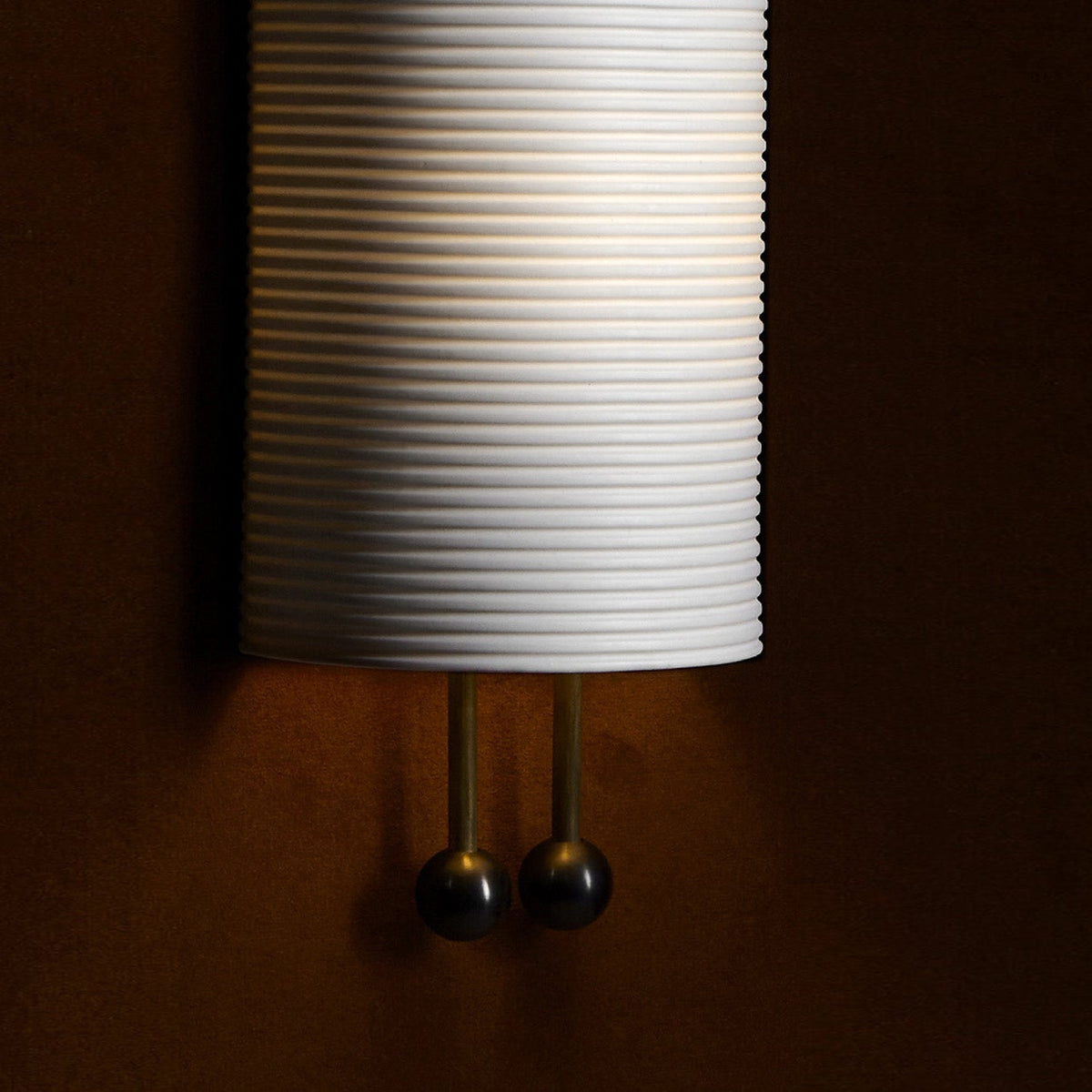 Bly wandlamp van glas met Kap van en Goudkleurige Staven