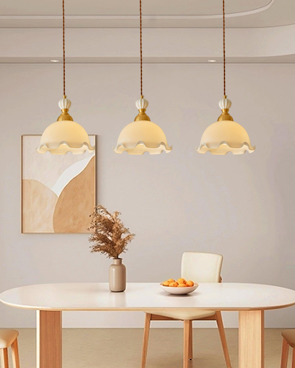 Hanglamp met glazen kappen met golfvormige rand en zachte gloed in vintage romantische stijl