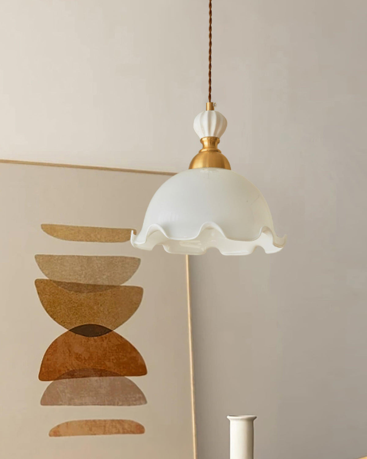 Hanglamp met glazen kappen met golfvormige rand en zachte gloed in vintage romantische stijl