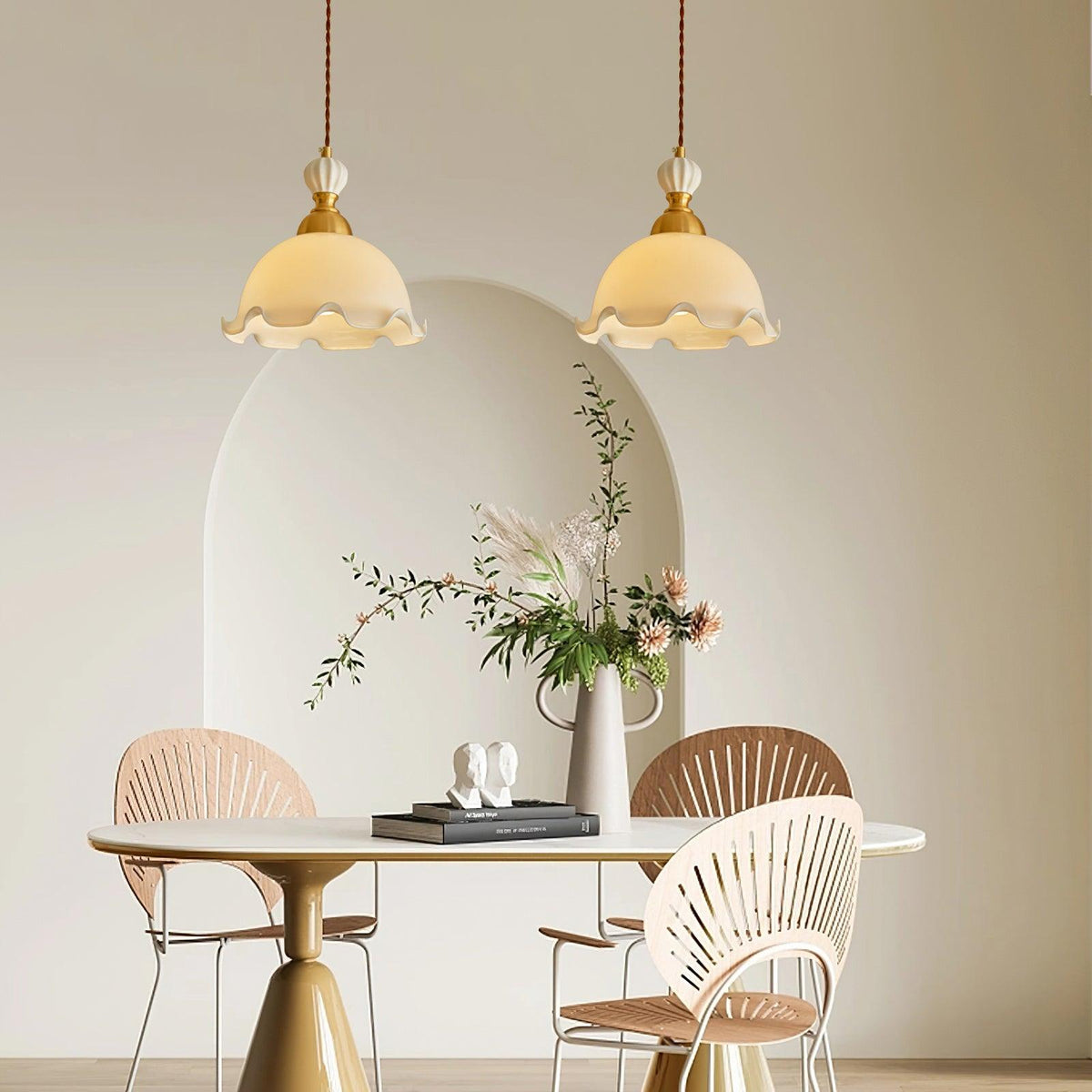 Hanglamp met glazen kappen met golfvormige rand en zachte gloed in vintage romantische stijl