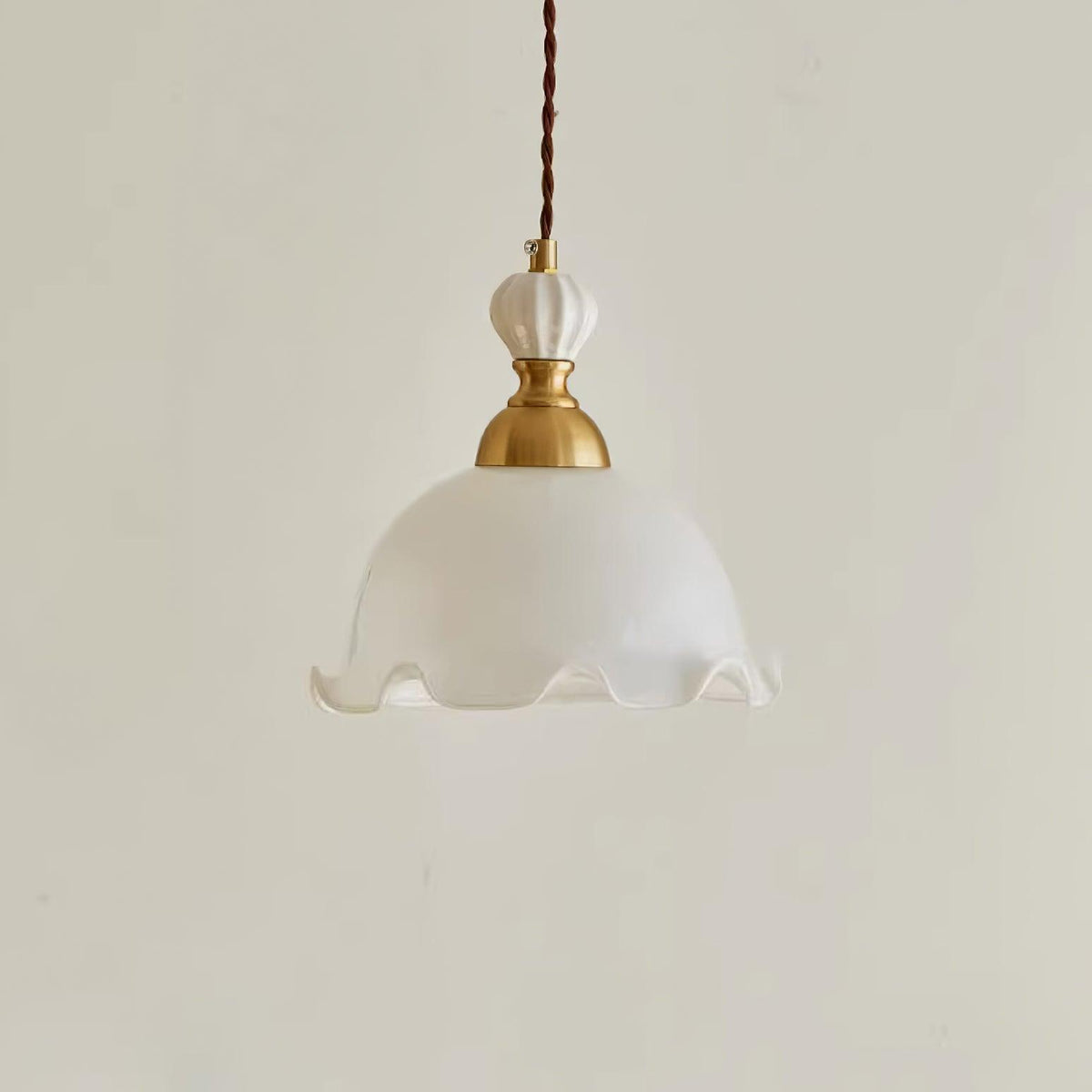 Hanglamp met glazen kappen met golfvormige rand en zachte gloed in vintage romantische stijl