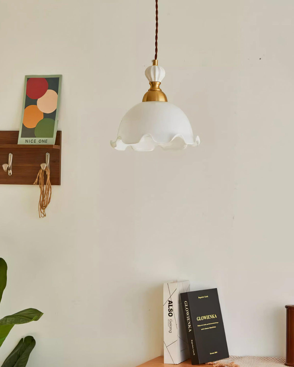 Hanglamp met glazen kappen met golfvormige rand en zachte gloed in vintage romantische stijl
