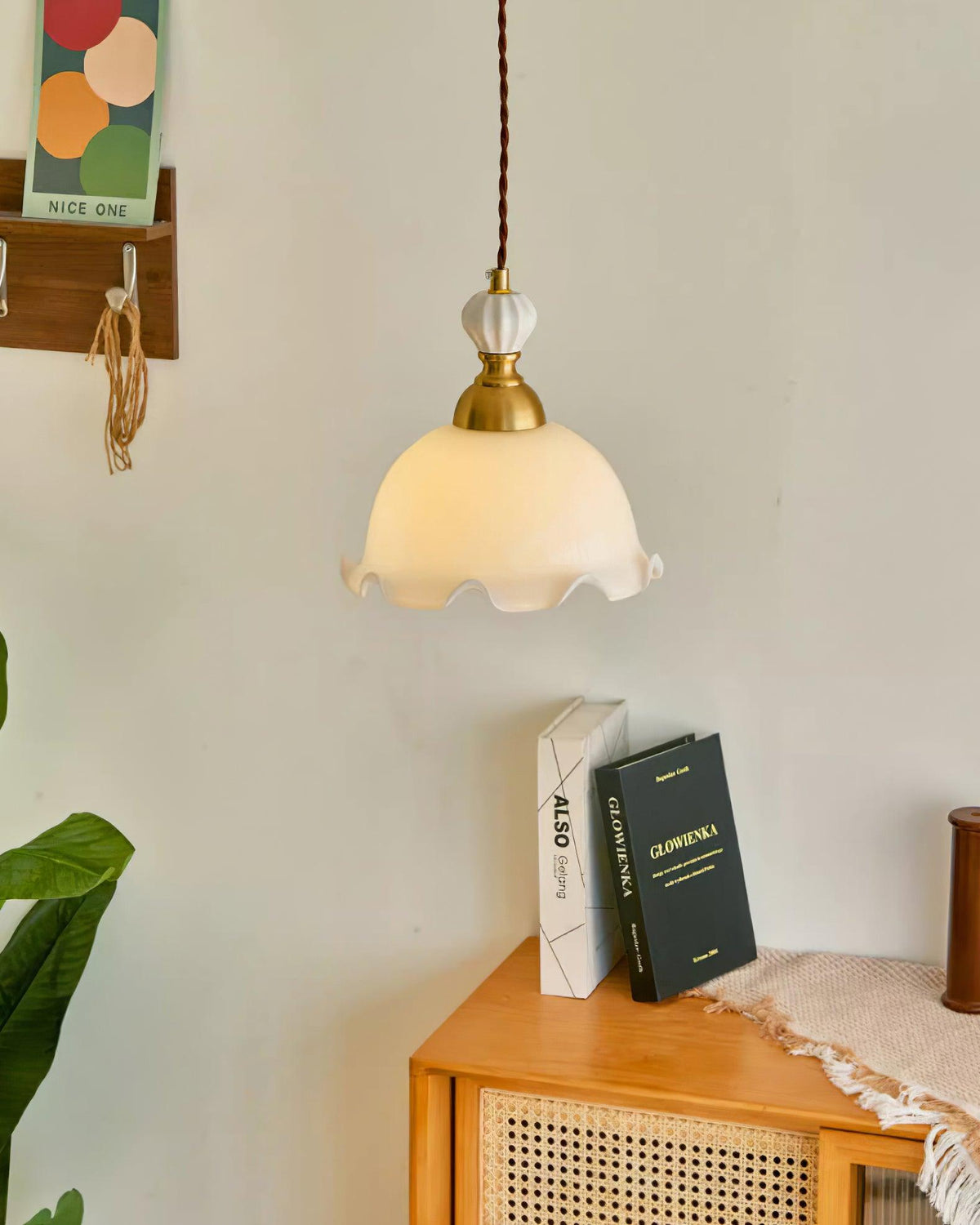 Hanglamp met glazen kappen met golfvormige rand en zachte gloed in vintage romantische stijl