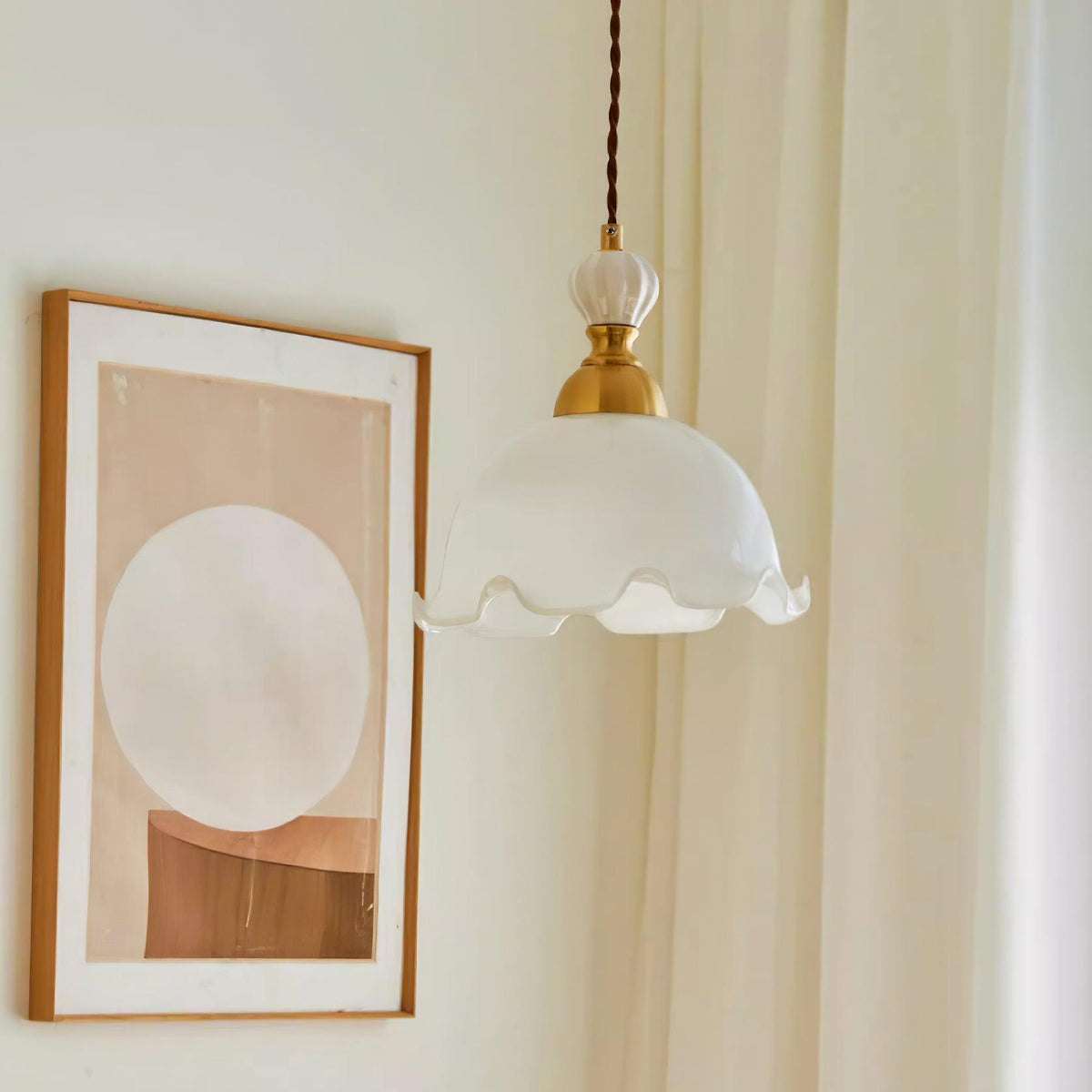 Hanglamp met glazen kappen met golfvormige rand en zachte gloed in vintage romantische stijl