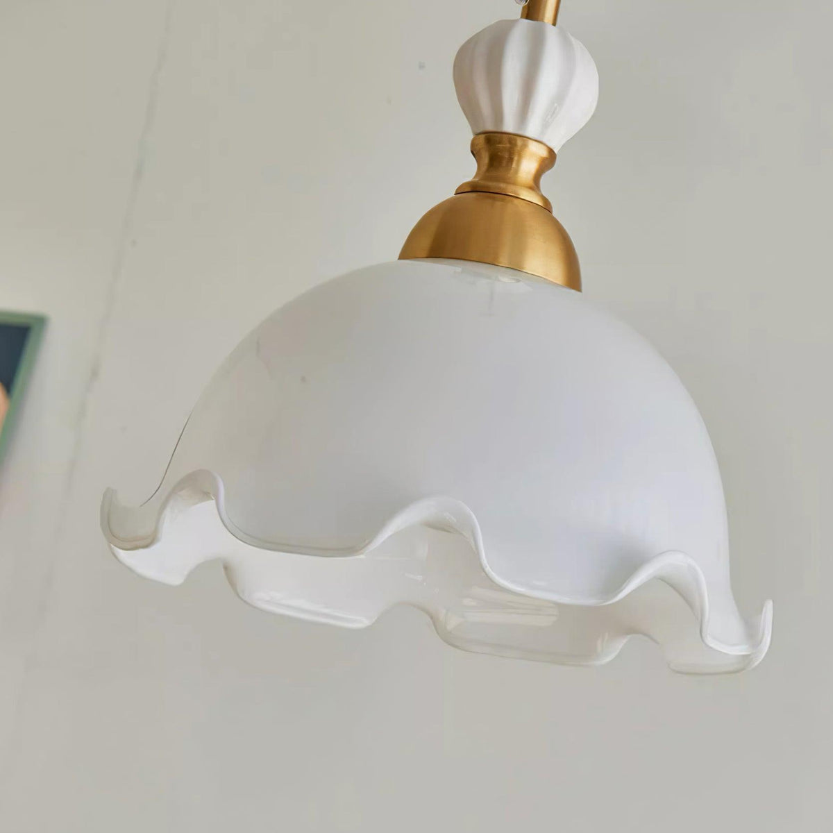 Hanglamp met glazen kappen met golfvormige rand en zachte gloed in vintage romantische stijl