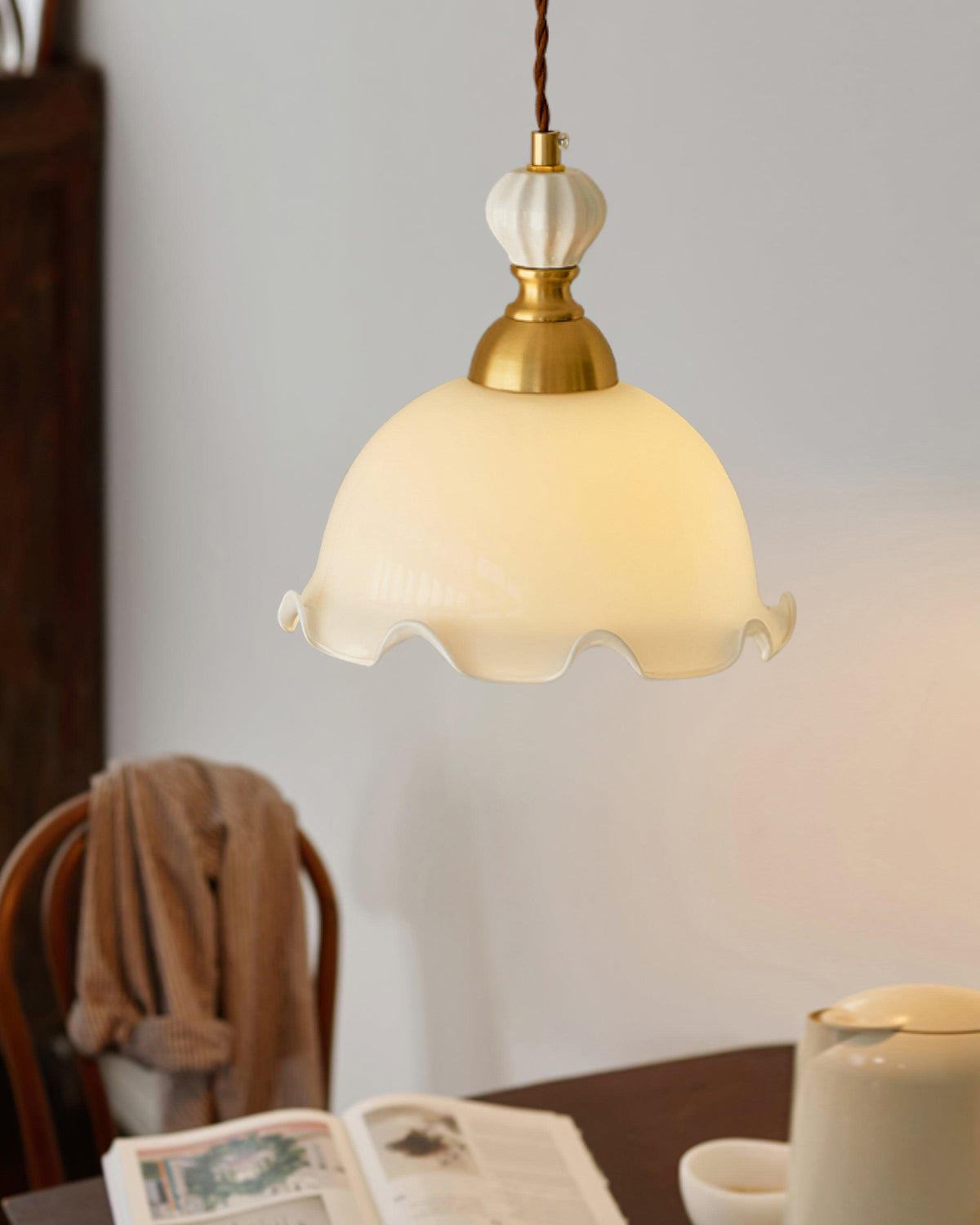 Hanglamp met glazen kappen met golfvormige rand en zachte gloed in vintage romantische stijl