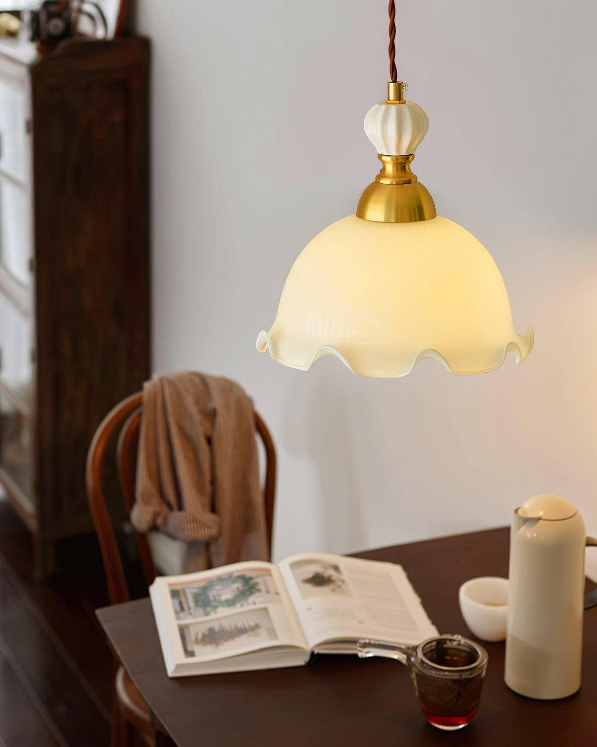 Hanglamp met glazen kappen met golfvormige rand en zachte gloed in vintage romantische stijl