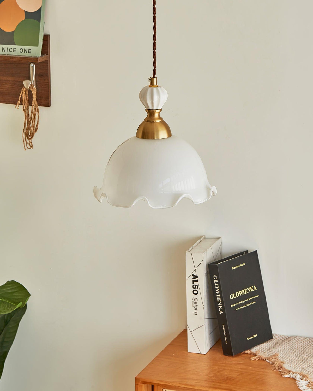 Hanglamp met glazen kappen met golfvormige rand en zachte gloed in vintage romantische stijl