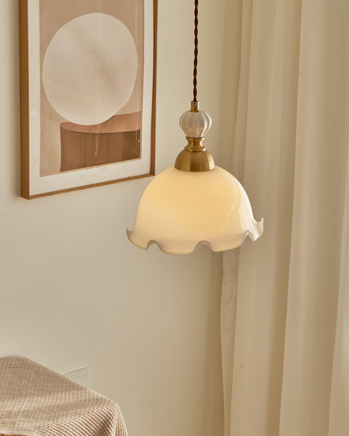 Hanglamp met glazen kappen met golfvormige rand en zachte gloed in vintage romantische stijl