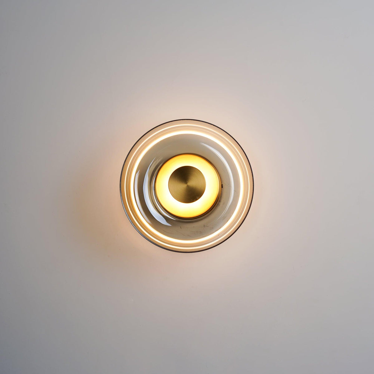 Aether messing wandlamp met glazen kap