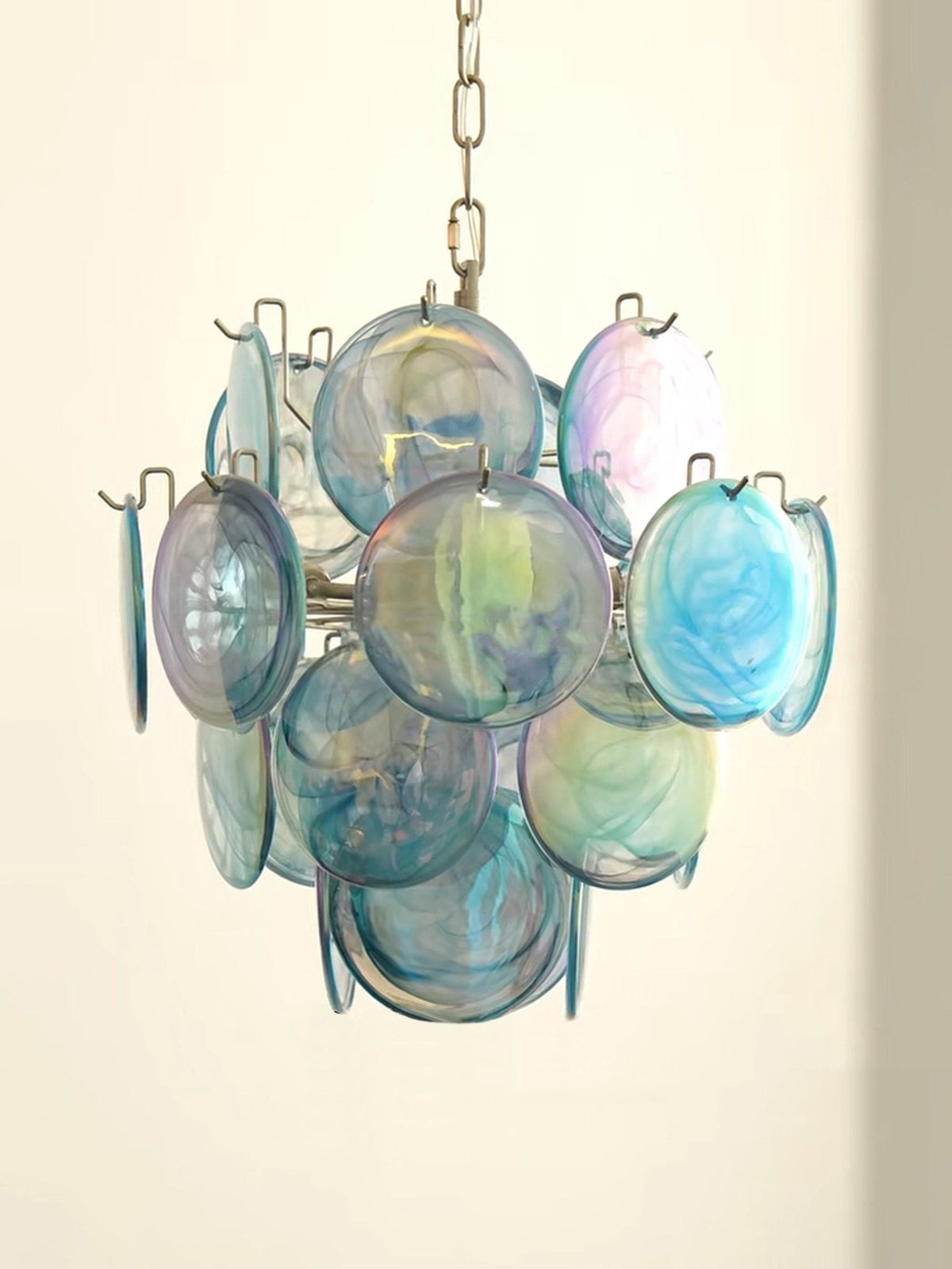 Liororine kroonluchter met blauwe Murano-glas schijven in vintage stijl