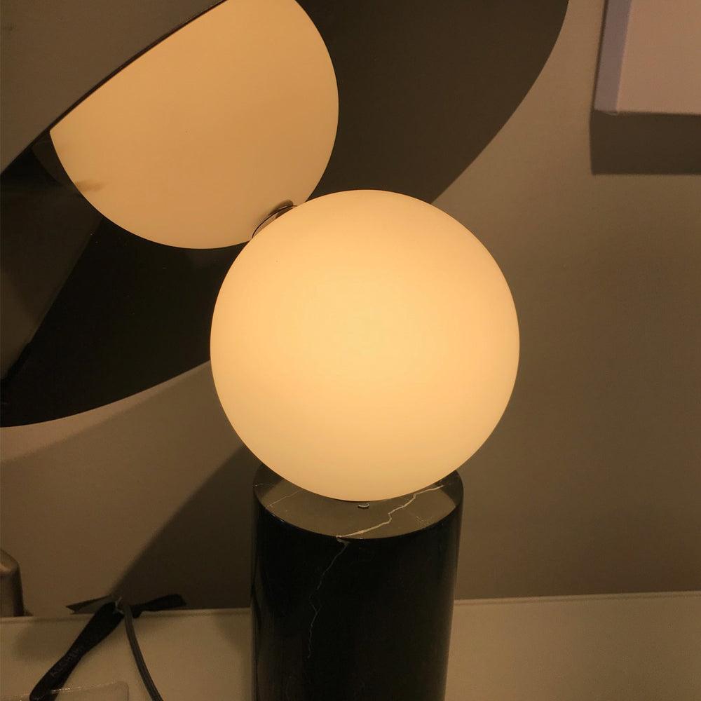 Dila Minimalistische tafellamp van marmer