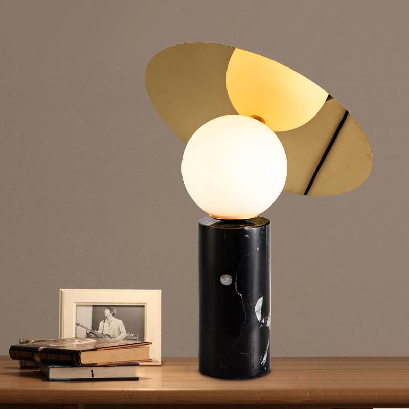 Dila Minimalistische tafellamp van marmer