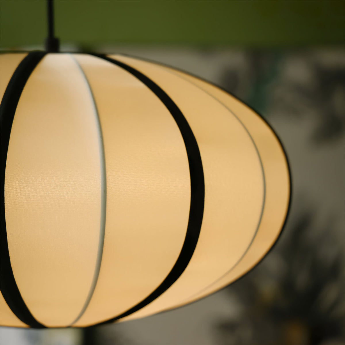 Inez hanglamp van stof met futuristisch ontwerp
