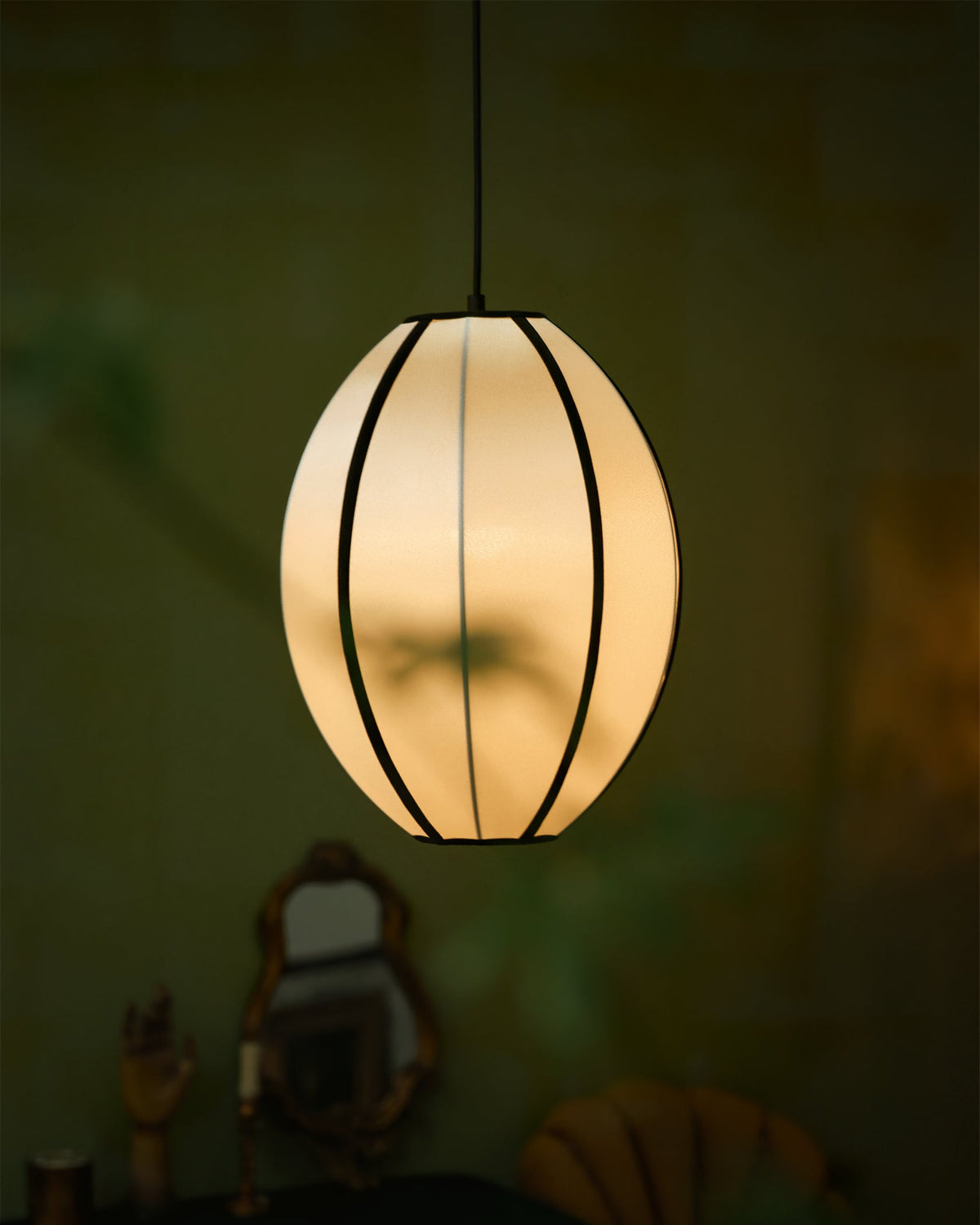 Inez hanglamp van stof met futuristisch ontwerp
