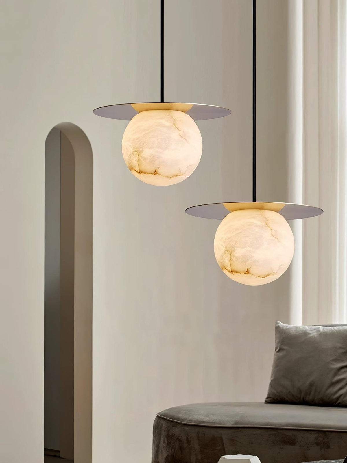 Velar hanglamp met albasten bolvormige kap