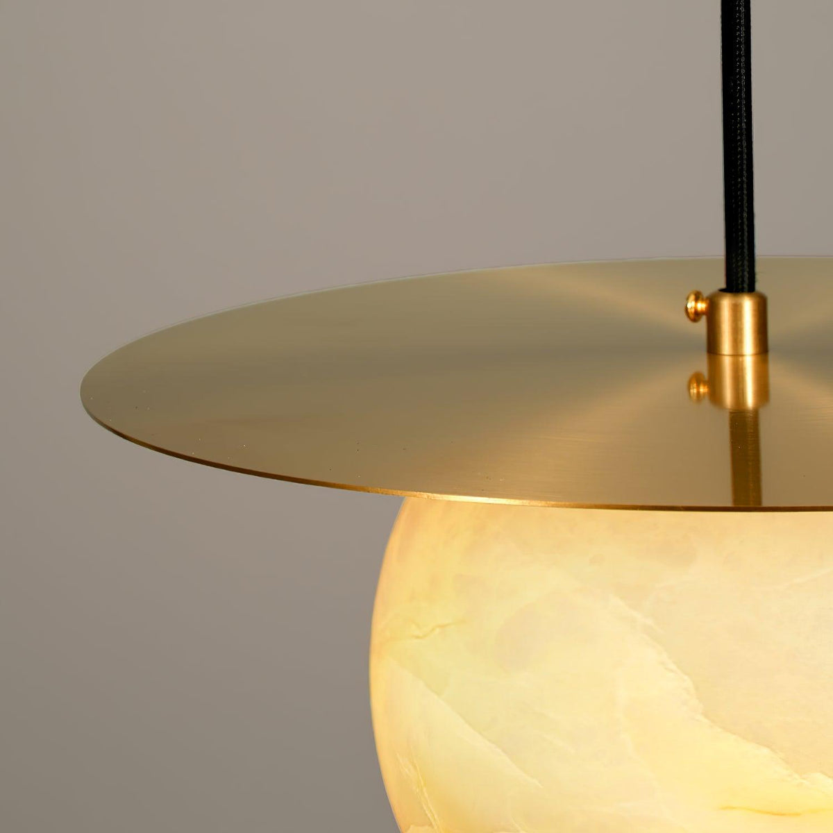 Velar hanglamp met albasten bolvormige kap