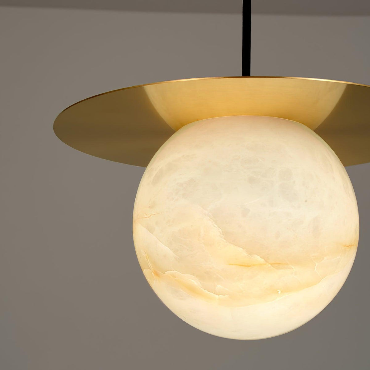 Velar hanglamp met albasten bolvormige kap