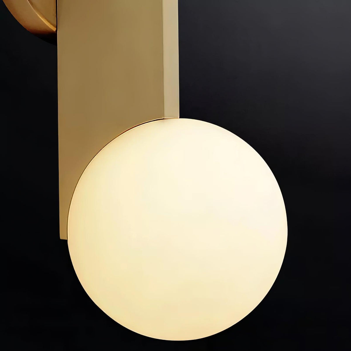 Liorarelle wandlamp met glazen bol en sculpturale vormgeving