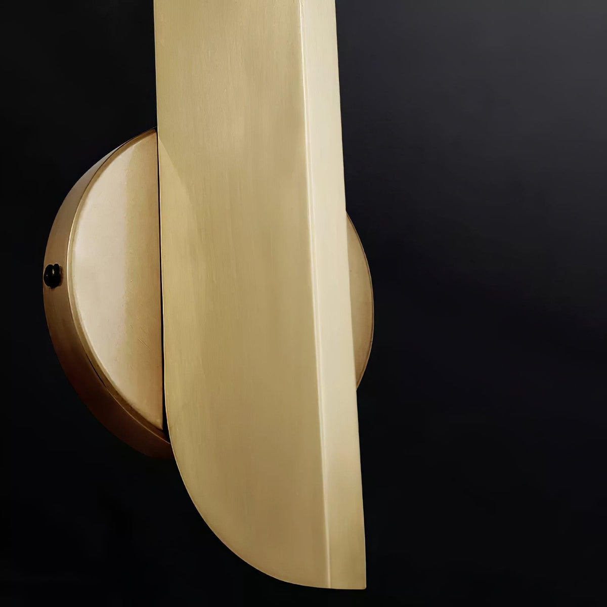Liorarelle wandlamp met glazen bol en sculpturale vormgeving