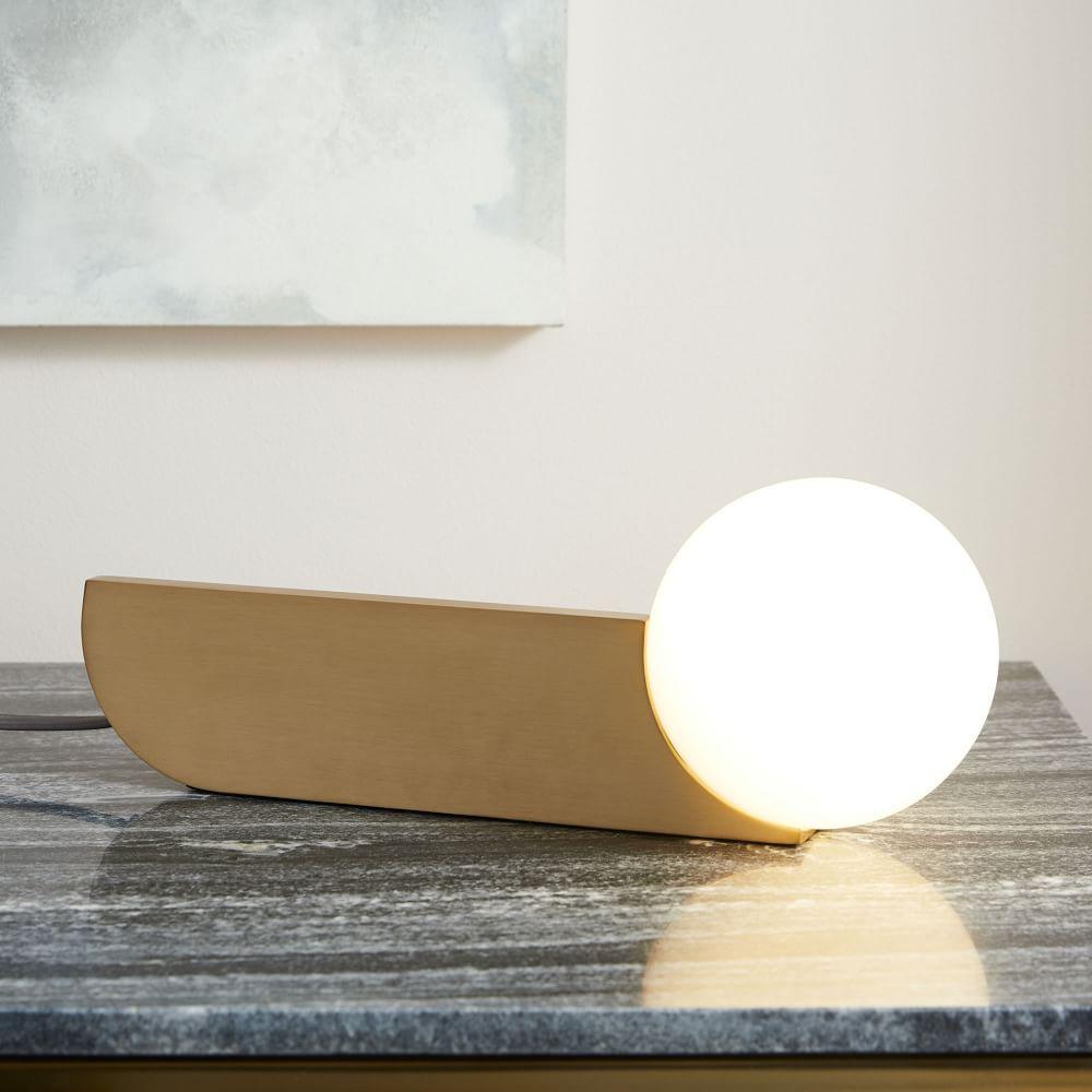 Liorarelle wandlamp met glazen bol en sculpturale vormgeving