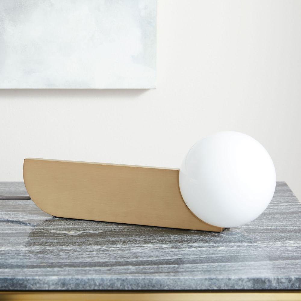Liorarelle wandlamp met glazen bol en sculpturale vormgeving