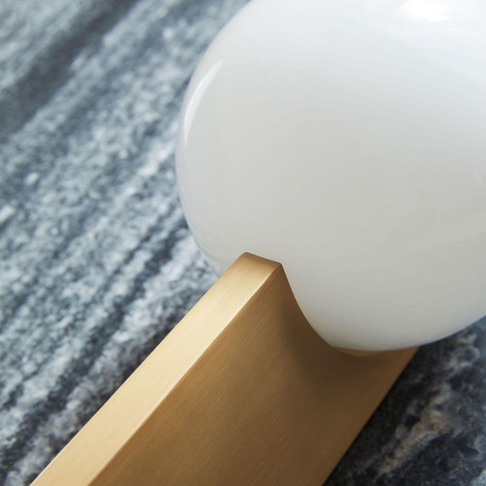 Liorarelle wandlamp met glazen bol en sculpturale vormgeving