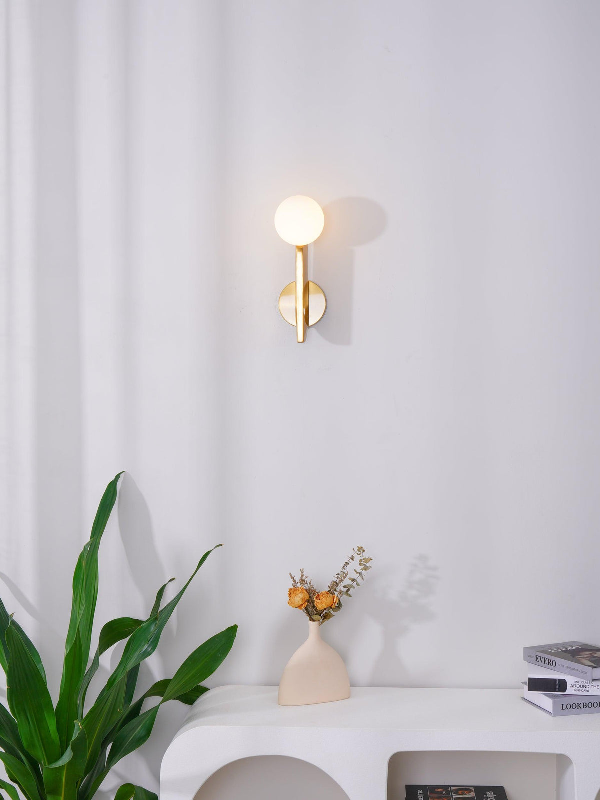 Liorarelle wandlamp met glazen bol en sculpturale vormgeving