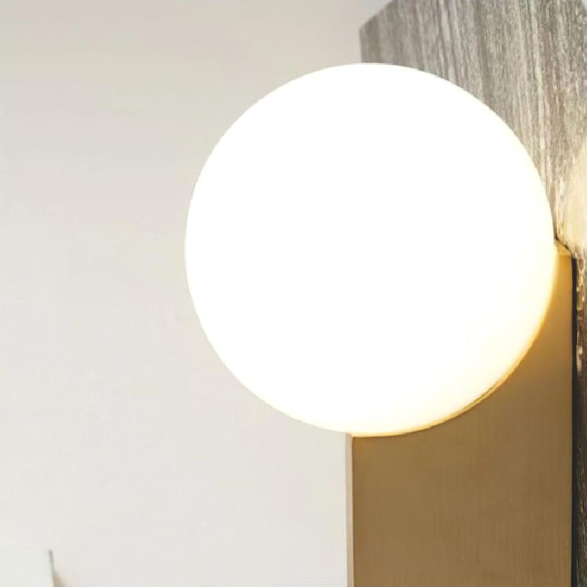 Liorarelle wandlamp met glazen bol en sculpturale vormgeving