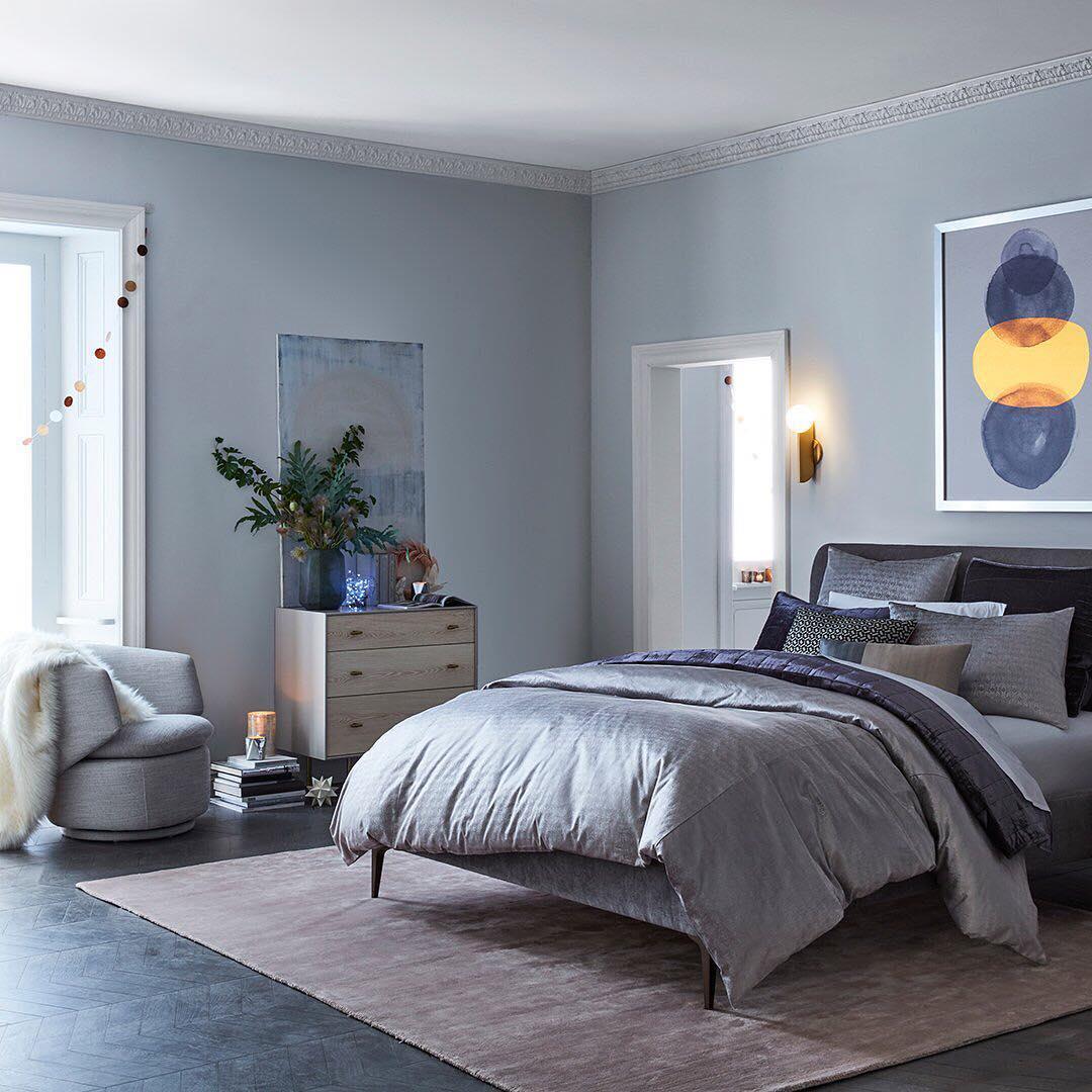 Liorarelle wandlamp met glazen bol en sculpturale vormgeving