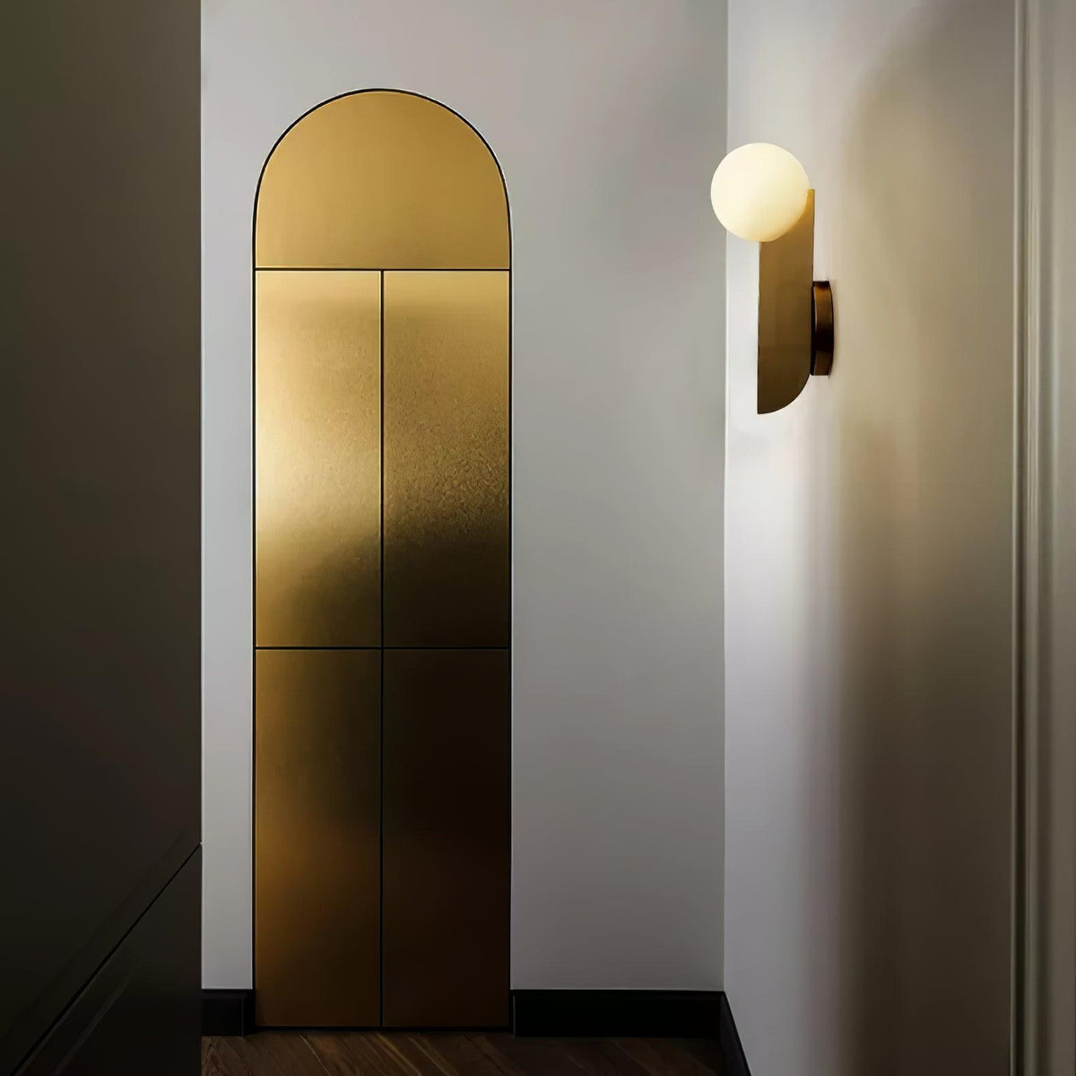 Liorarelle wandlamp met glazen bol en sculpturale vormgeving