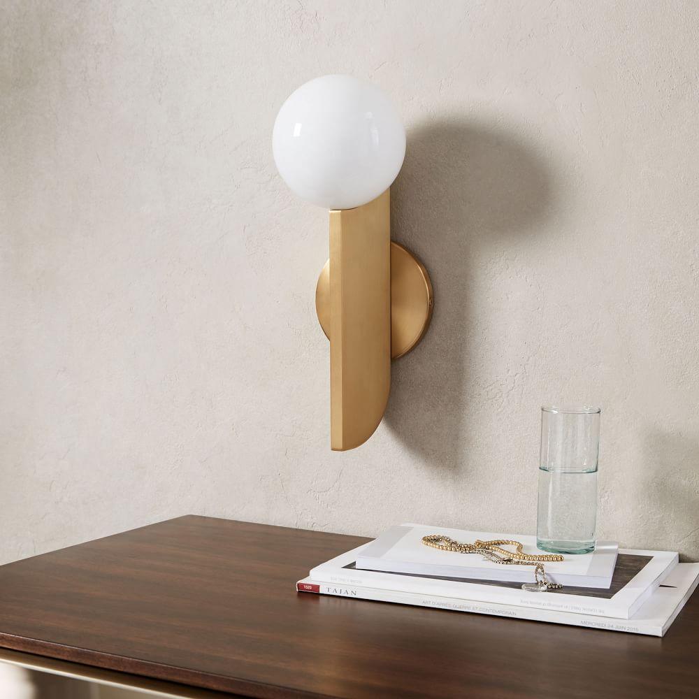 Liorarelle wandlamp met glazen bol en sculpturale vormgeving