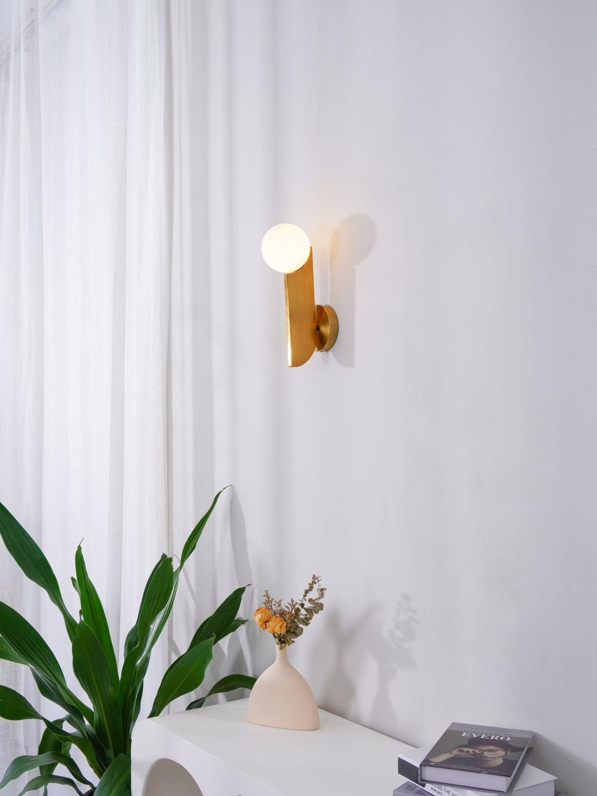 Liorarelle wandlamp met glazen bol en sculpturale vormgeving