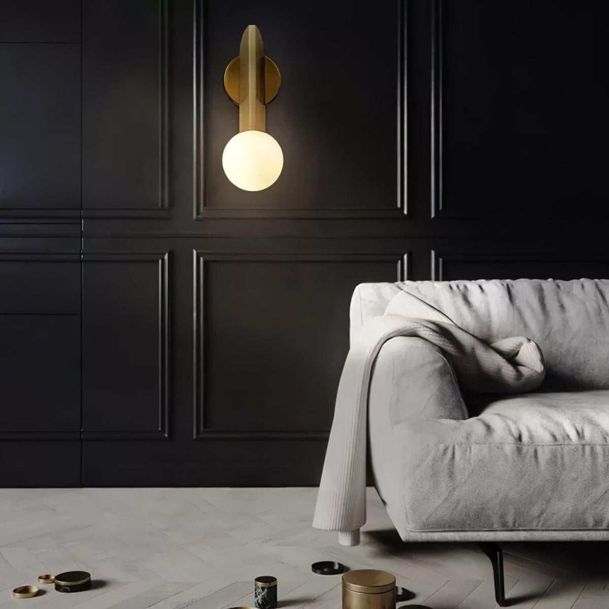 Liorarelle wandlamp met glazen bol en sculpturale vormgeving