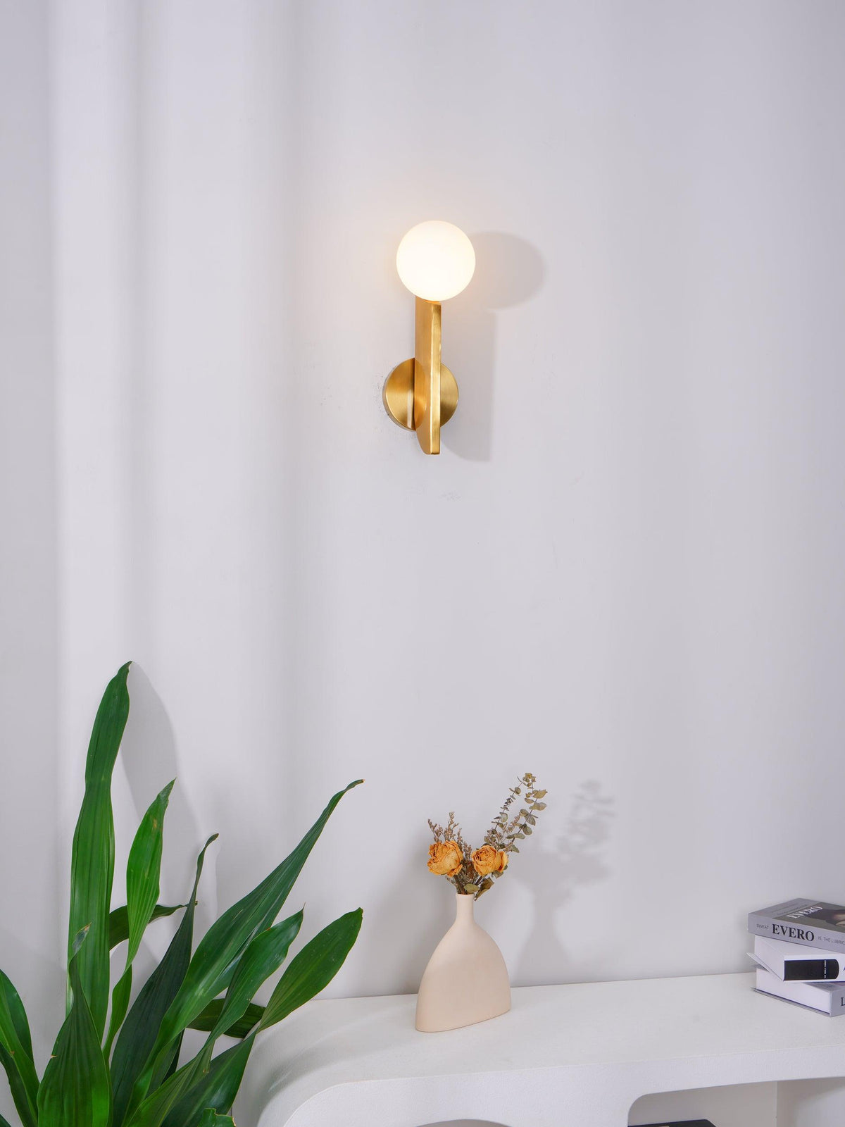 Liorarelle wandlamp met glazen bol en sculpturale vormgeving