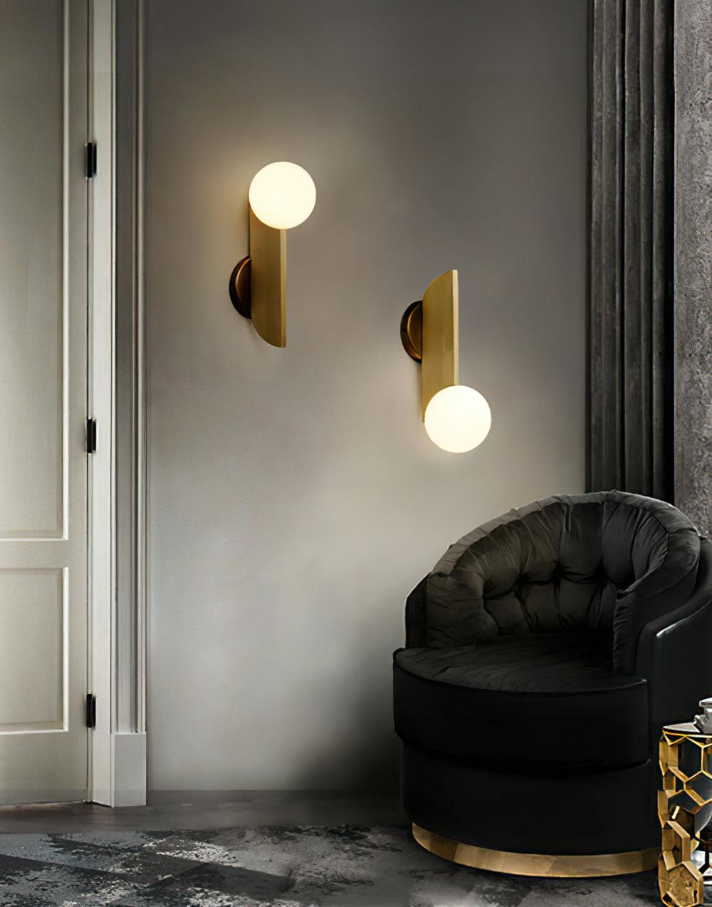 Liorarelle wandlamp met glazen bol en sculpturale vormgeving