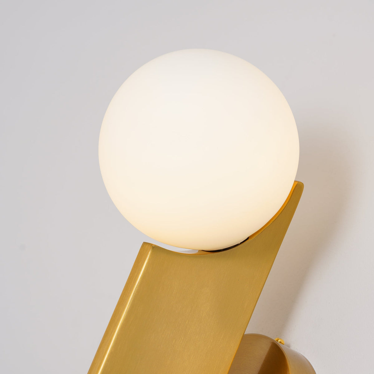 Liorarelle wandlamp met glazen bol en sculpturale vormgeving
