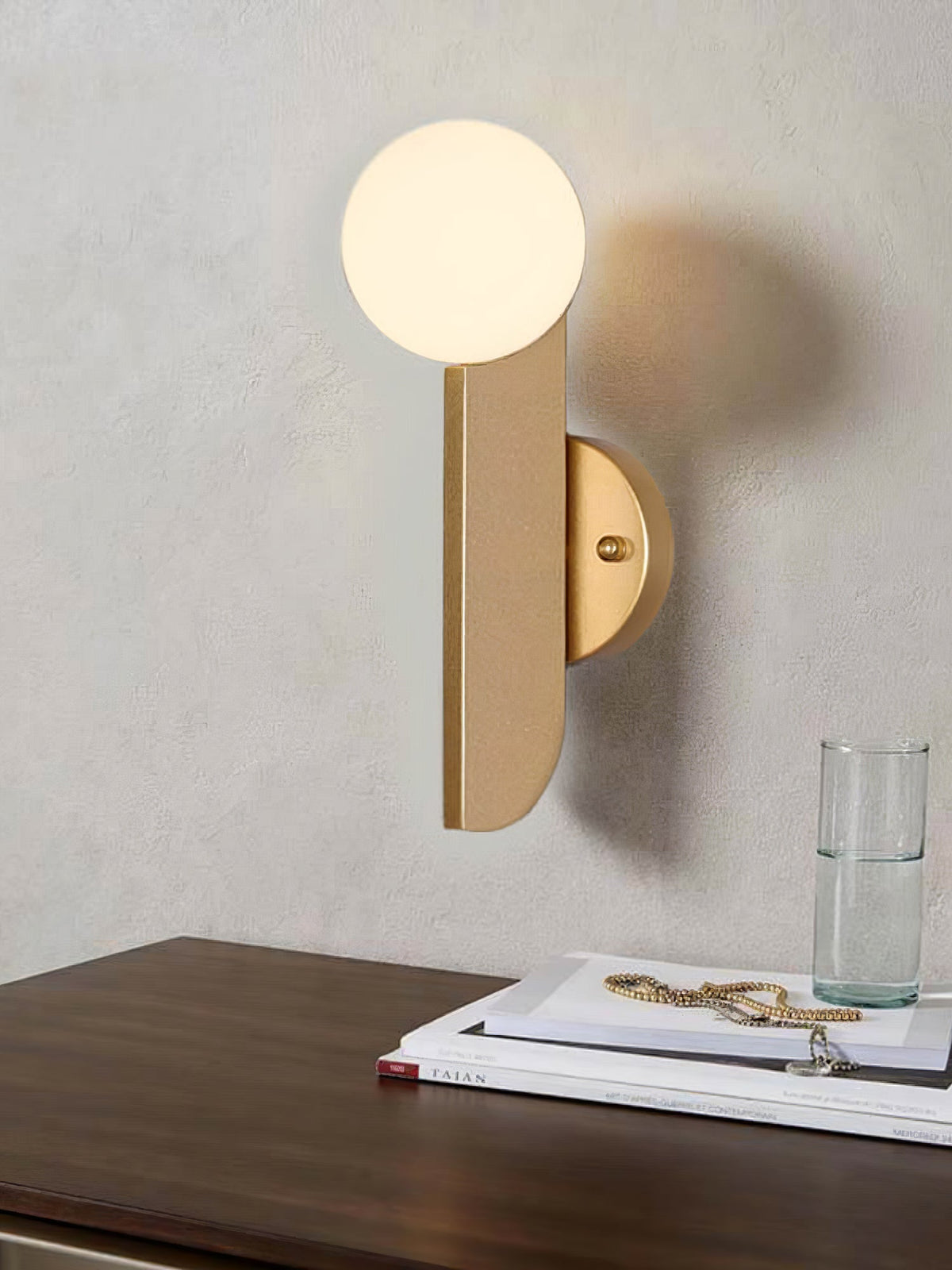 Liorarelle wandlamp met glazen bol en sculpturale vormgeving