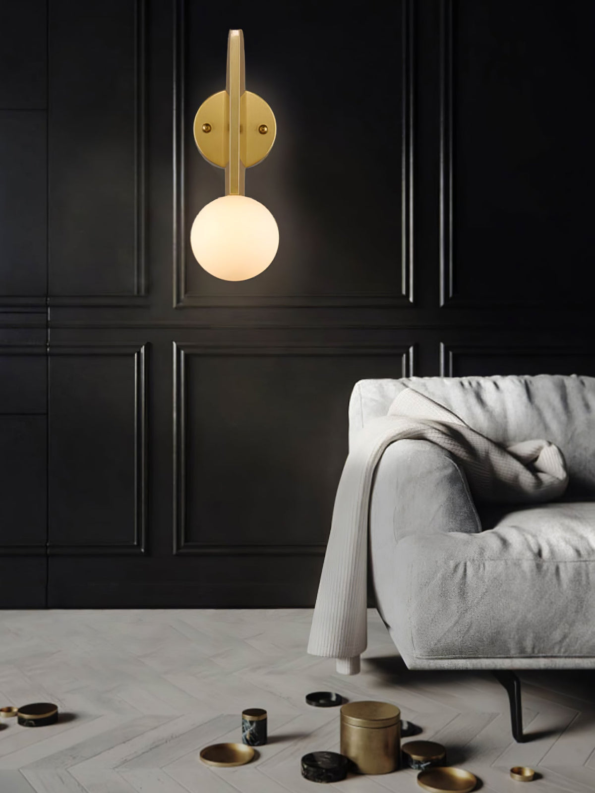 Liorarelle wandlamp met glazen bol en sculpturale vormgeving