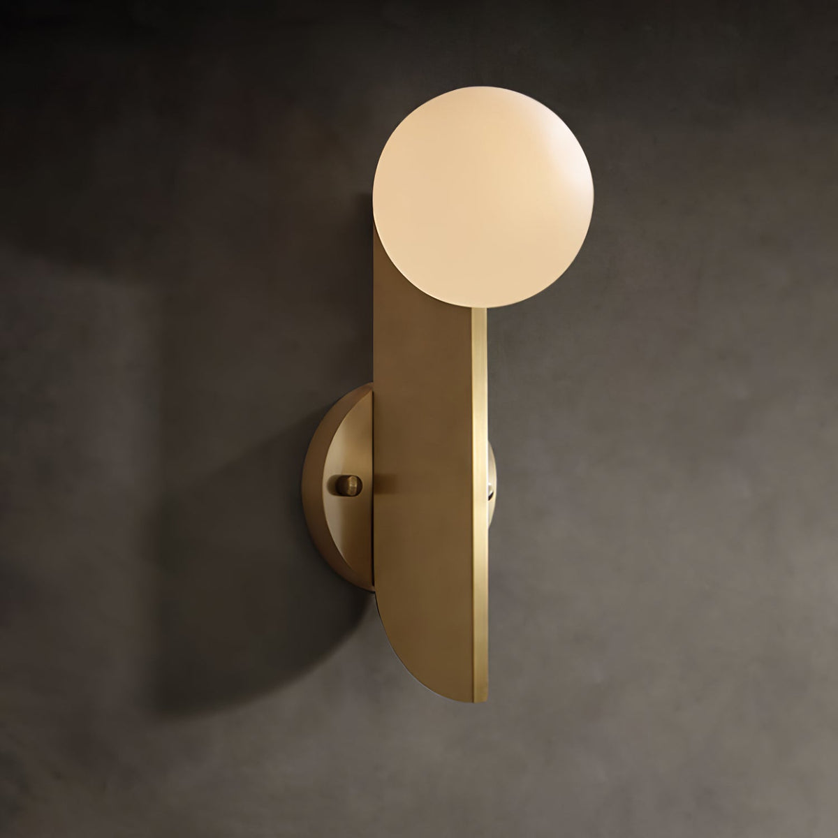 Liorarelle wandlamp met glazen bol en sculpturale vormgeving