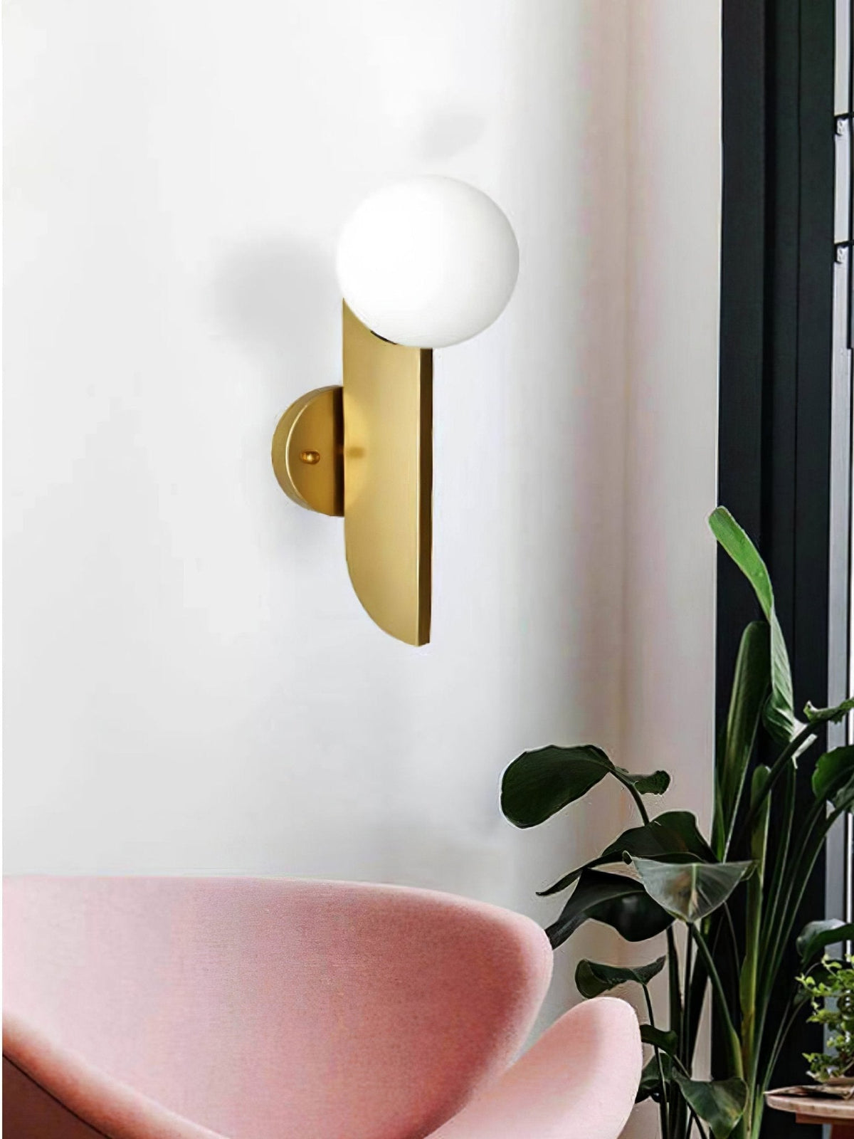 Liorarelle wandlamp met glazen bol en sculpturale vormgeving
