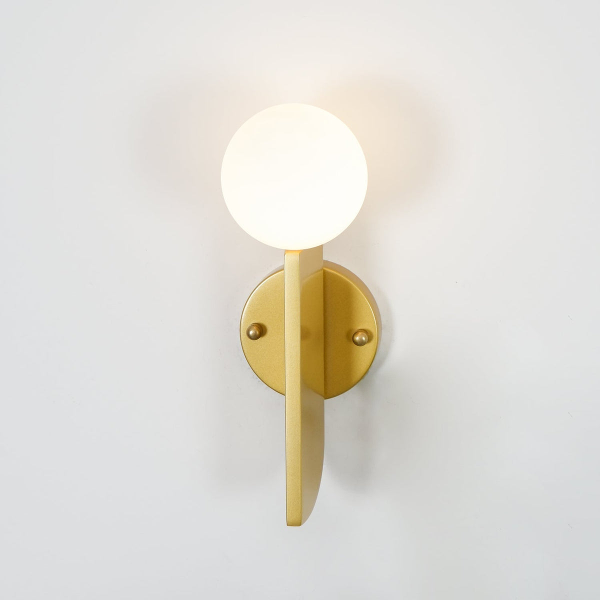 Liorarelle wandlamp met glazen bol en sculpturale vormgeving