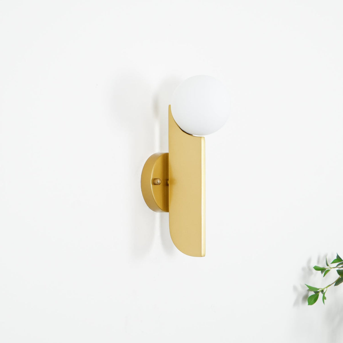 Liorarelle wandlamp met glazen bol en sculpturale vormgeving