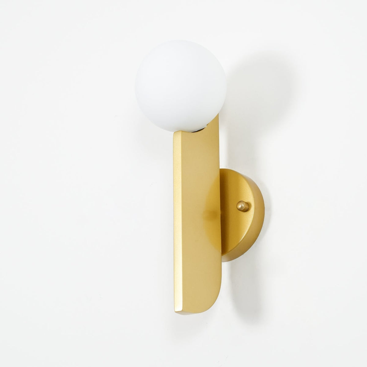 Liorarelle wandlamp met glazen bol en sculpturale vormgeving