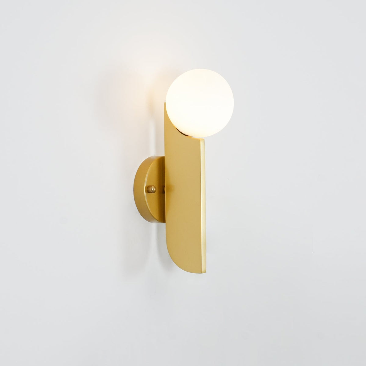 Liorarelle wandlamp met glazen bol en sculpturale vormgeving