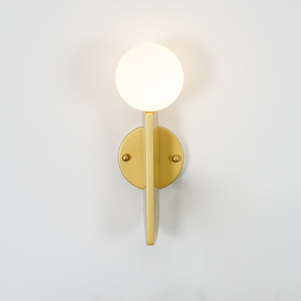 Liorarelle wandlamp met glazen bol en sculpturale vormgeving