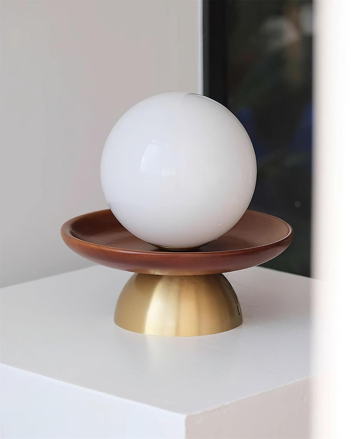 Brody plafondlamp van glas bolvormig opalglas messing walnoot