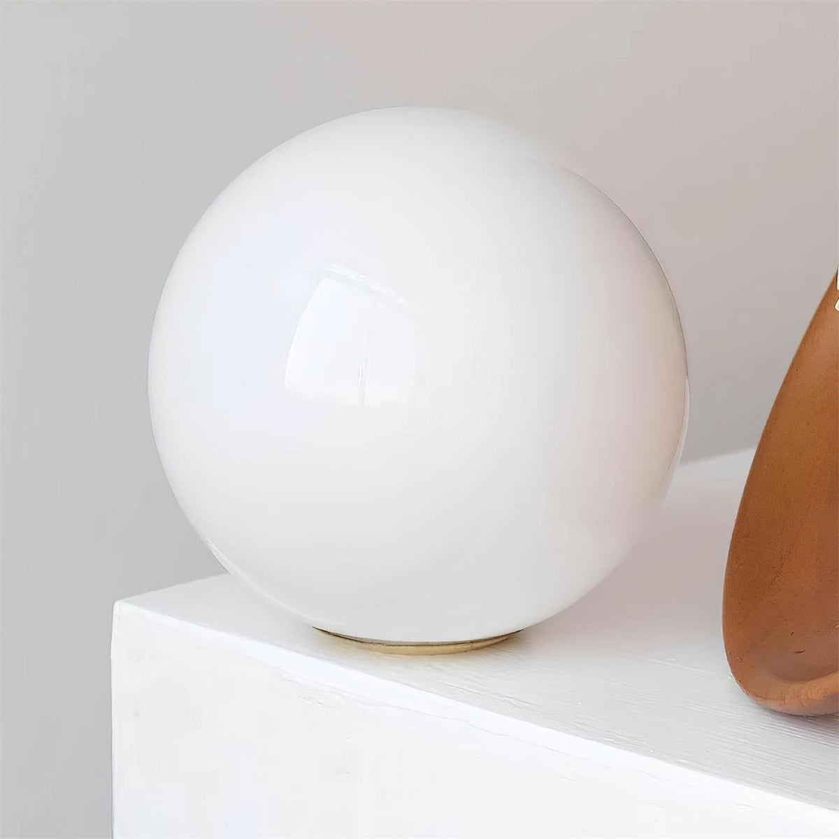 Brody plafondlamp van glas bolvormig opalglas messing walnoot