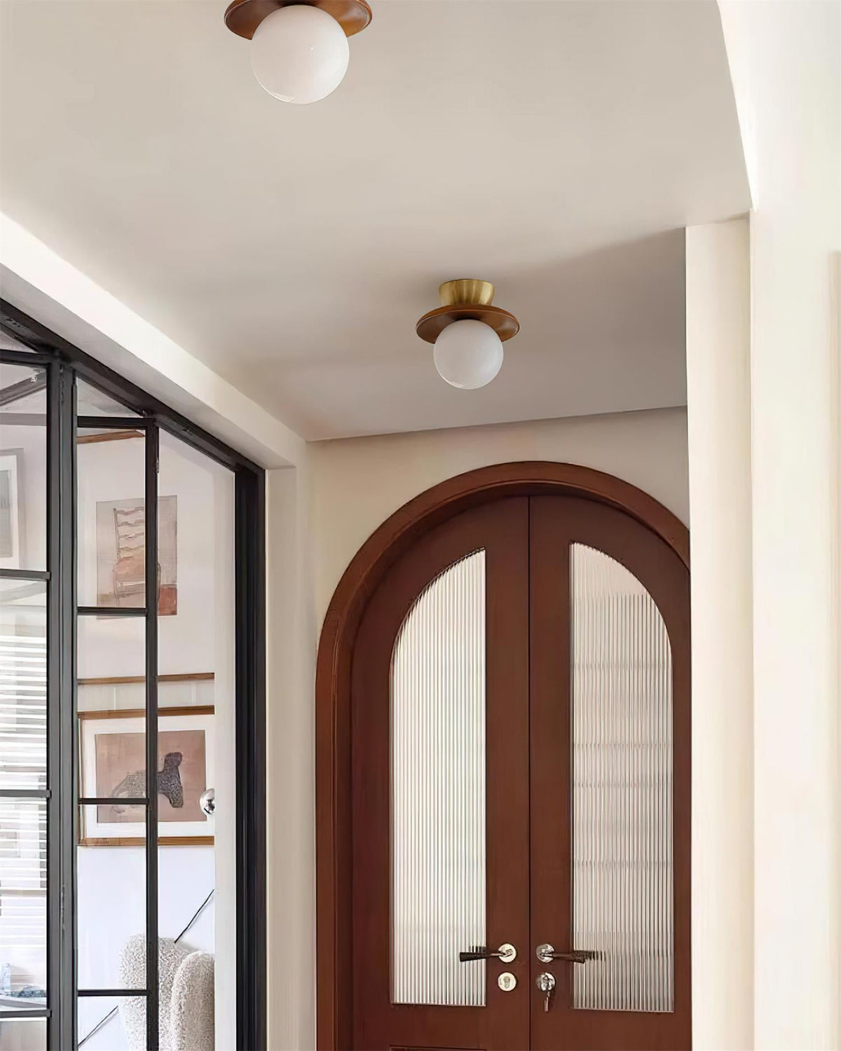 Brody plafondlamp van glas bolvormig opalglas messing walnoot
