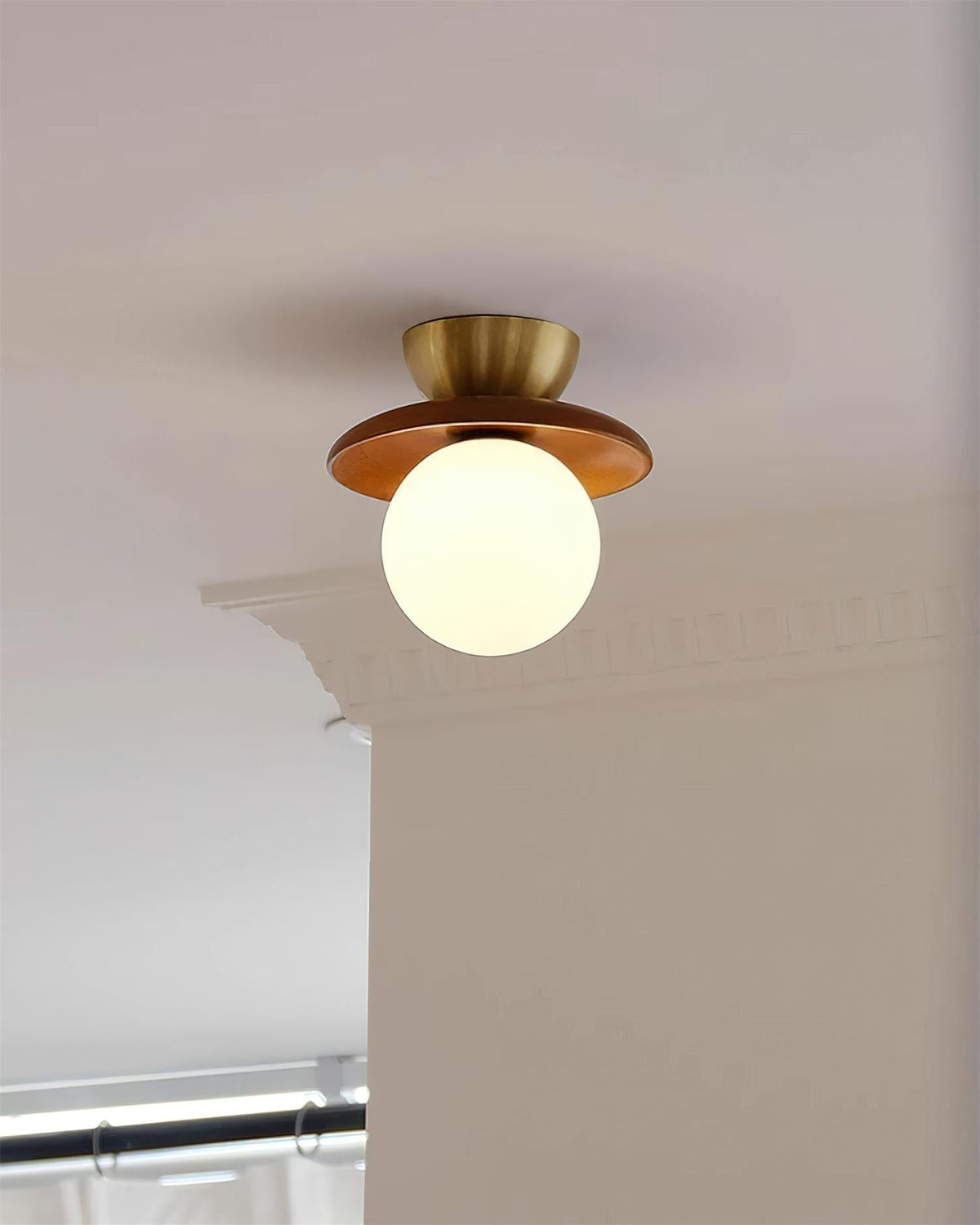 Brody plafondlamp van glas bolvormig opalglas messing walnoot